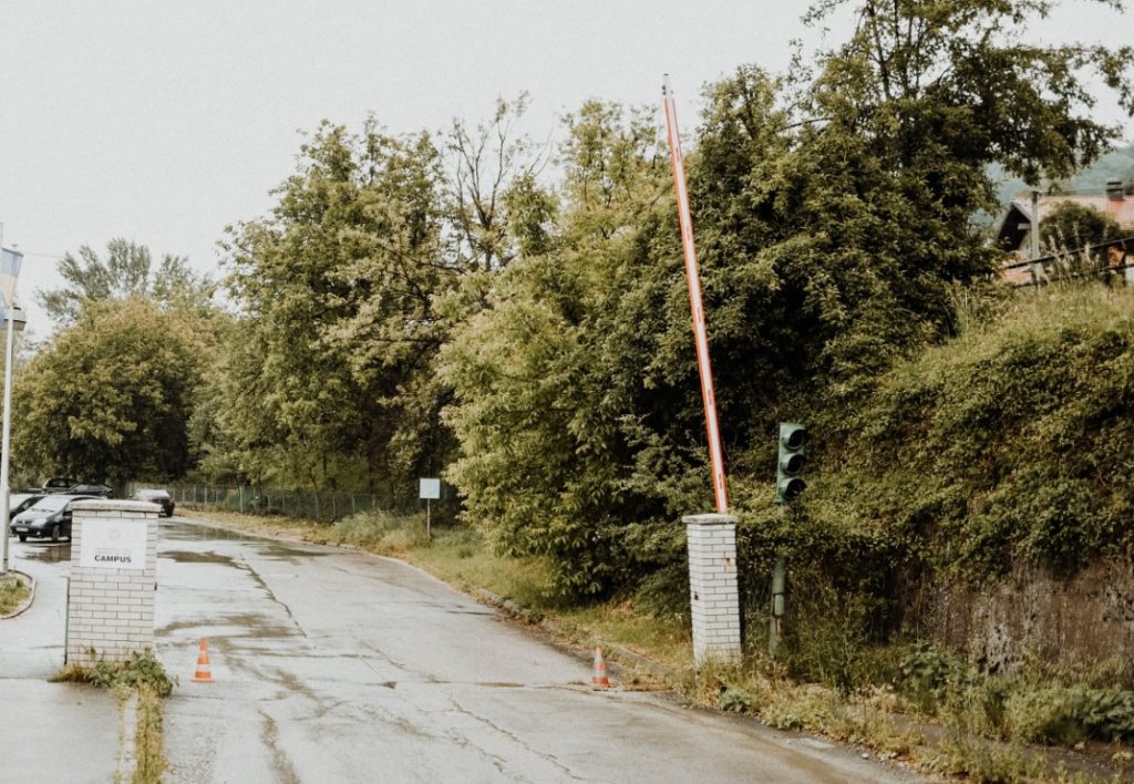 Nepoznati dronovi iznad skladišta municije Oružanih snaga u Tuzli izazvali hitnu reakciju Vojne policije. Istraga je u toku, a sigurnosne mjere se pooštravaju.