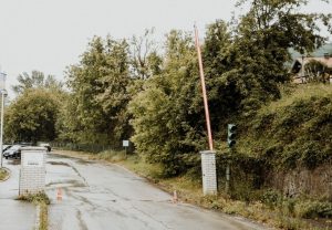Nepoznati dronovi iznad skladišta municije Oružanih snaga u Tuzli izazvali hitnu reakciju Vojne policije. Istraga je u toku, a sigurnosne mjere se pooštravaju.