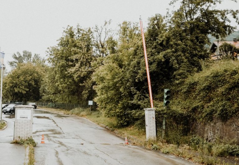 Nepoznati dronovi iznad skladišta municije Oružanih snaga u Tuzli izazvali hitnu reakciju Vojne policije. Istraga je u toku, a sigurnosne mjere se pooštravaju.